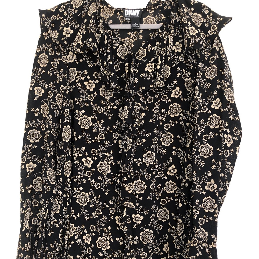 Floral DKNY blouse in excellent condition. M